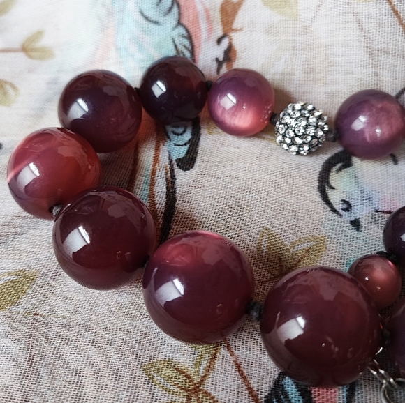 Juicy Plum Purple Round Graduated Lucite Chunky Beaded Necklace Rhinestone Beads - Picture 8 of 8